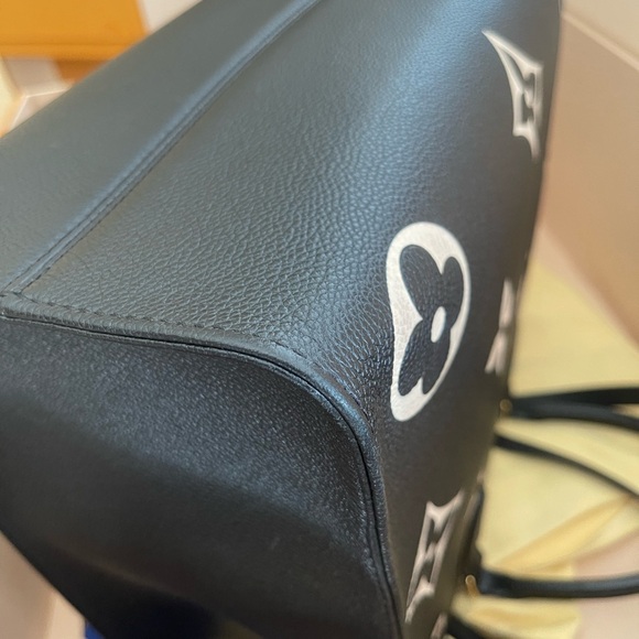 Louis Vuitton  OnTheGo MM - Picture 9 of 9